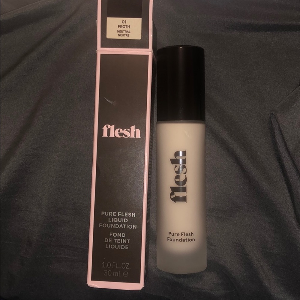 ✨FLESH LIQUID FOUNDATION (01 FROTH)✨